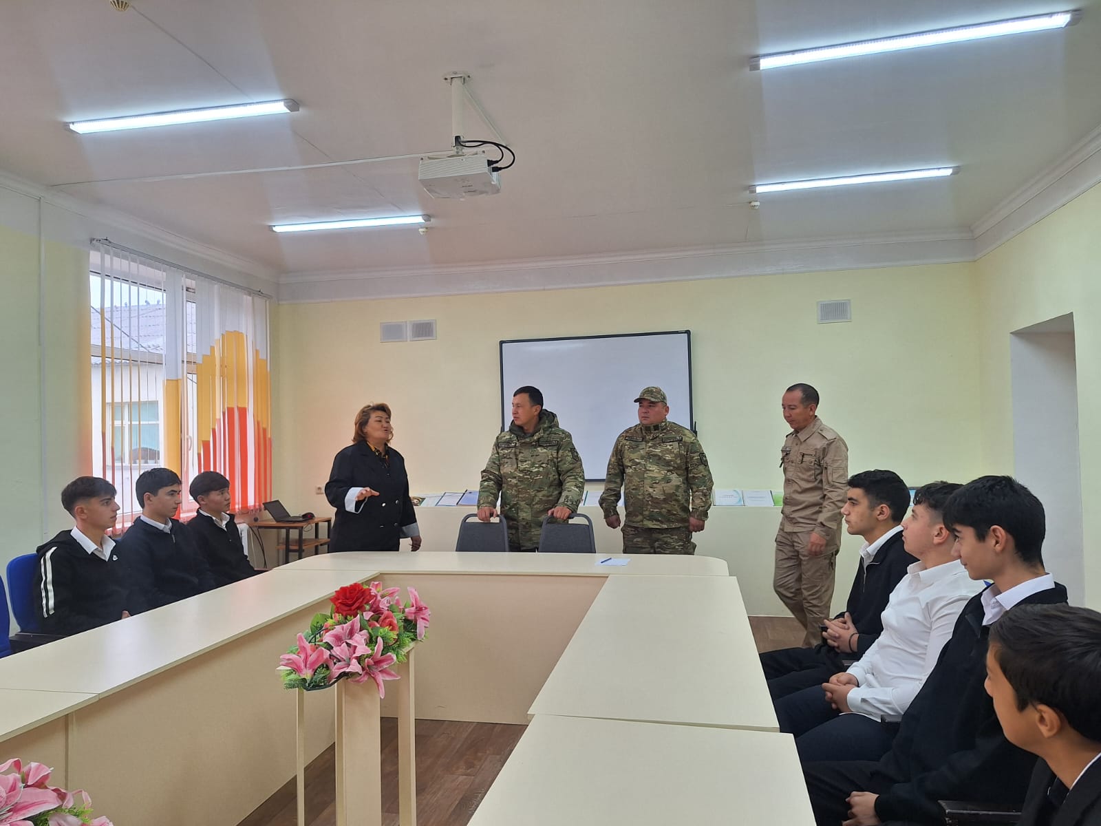 10–11 сынып оқушыларының қатысуымен Меркі ауданы шекара басқармасының  қызметкерлері Майор Тимуров Даулет және сержант Кубиенов Нурсултандар мен кездесу өтті.